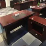 Manager's 1400mm executive office table - Image 7
